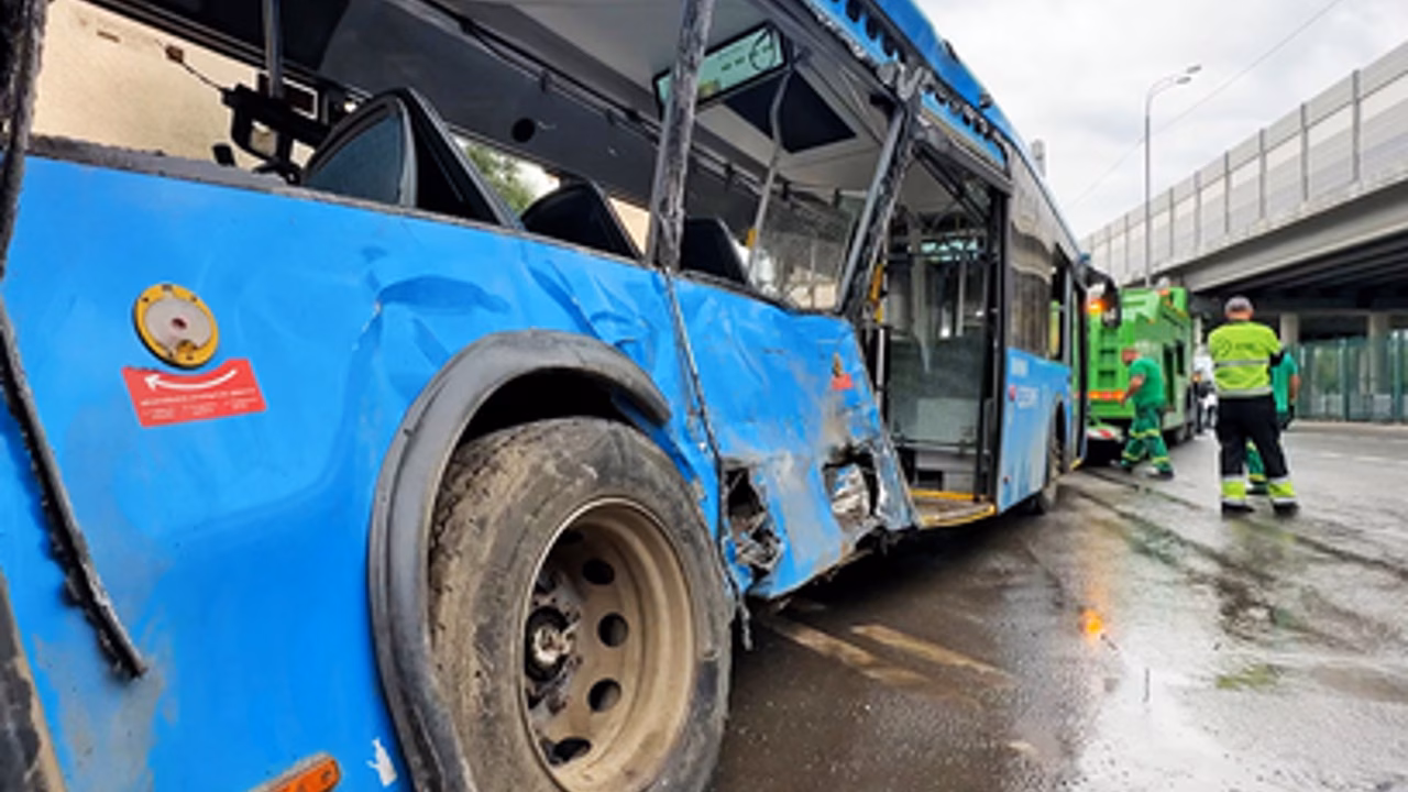 ДТП с участием автобуса на северо-востоке Москвы попало на видео
