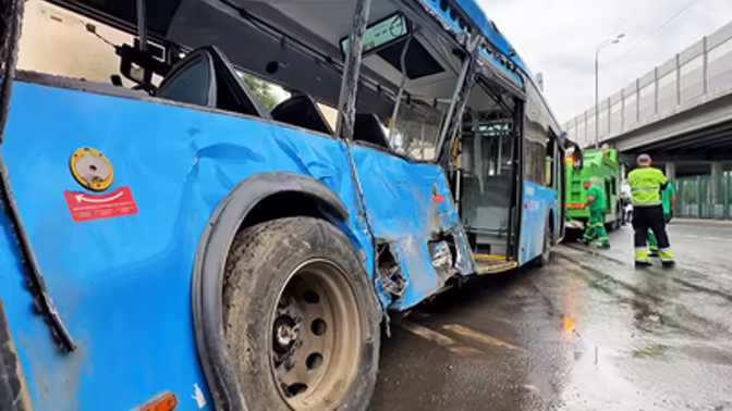 ДТП с участием автобуса на северо-востоке Москвы попало на видео