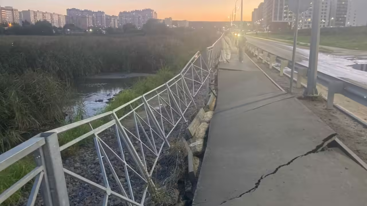 Тротуар на улице Бутузова должны оперативно привести в порядок