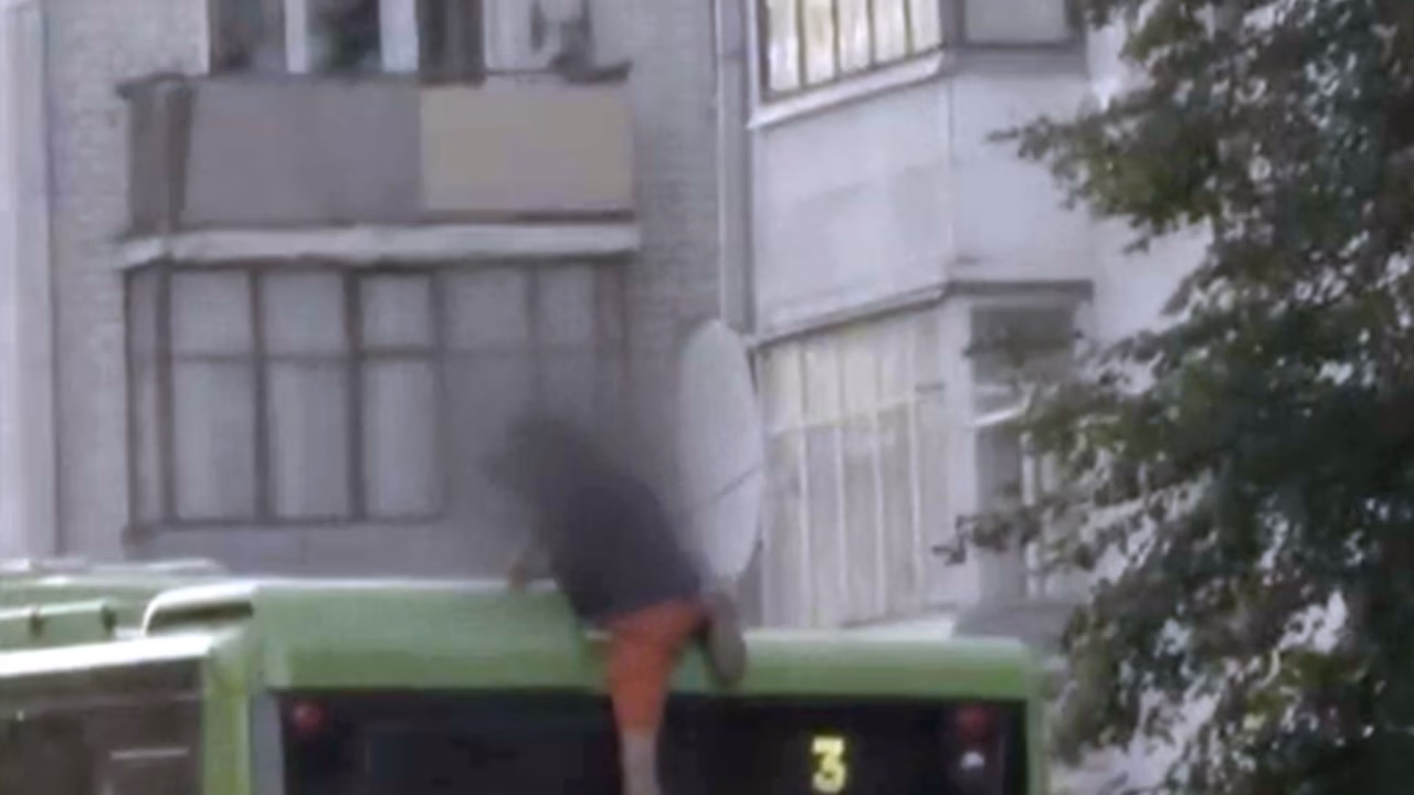 В Кирове на видео попало, как ребенок проехался на крыше автобуса