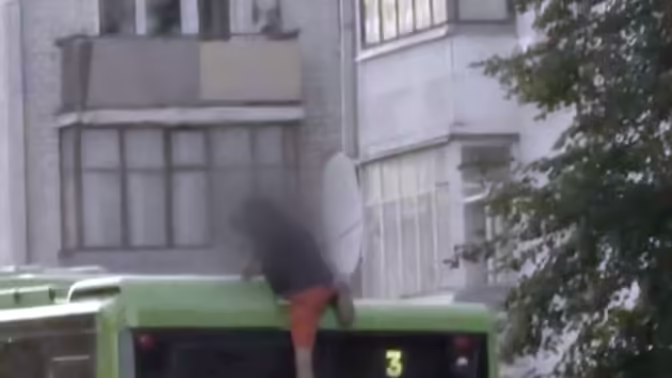 В Кирове на видео попало, как ребенок проехался на крыше автобуса