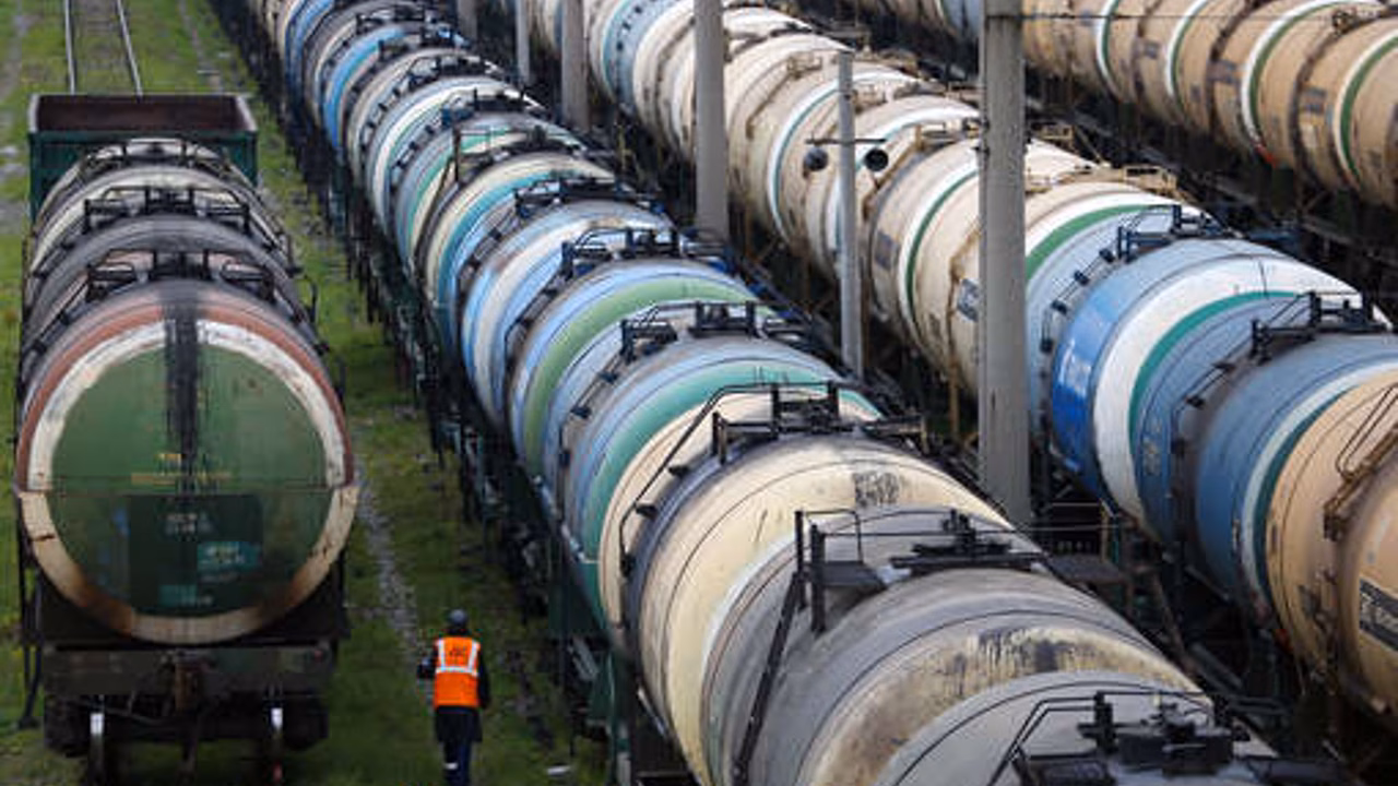 Казахстанская железная дорога сняла запрета на вывоз нефтепродуктов с мини-НПЗ