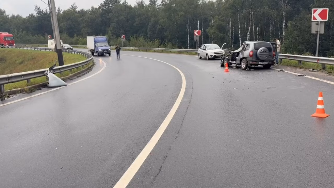 Четыре человека пострадали в ДТП с фурой на трассе под Дзержинском