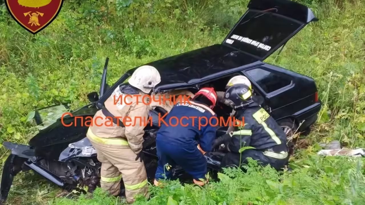 Водителя зажало в машине после ДТП на костромской трассе