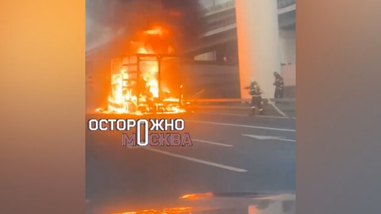 "Газель" загорелась на МКАД в районе Ленинградского шоссе