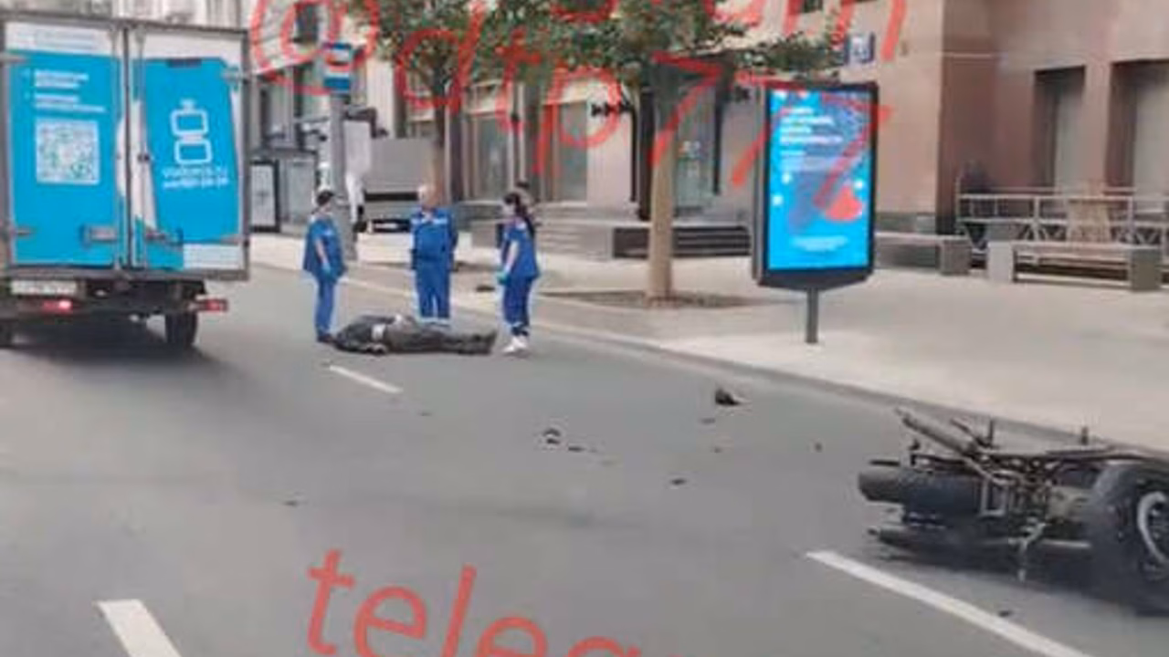 Опубликованы кадры ДТП байкера и скорой помощи в Москве