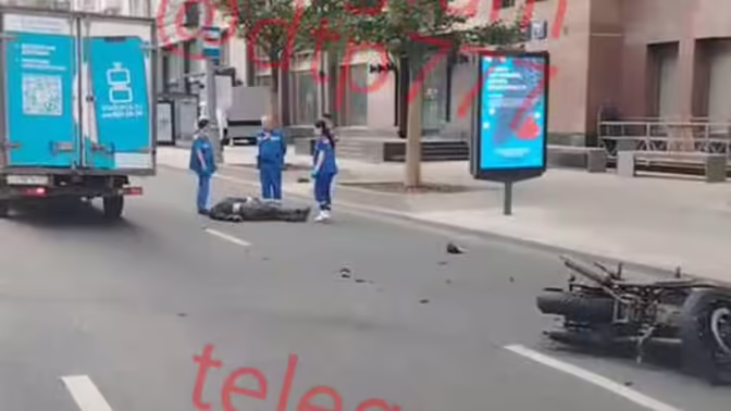 Опубликованы кадры ДТП байкера и скорой помощи в Москве
