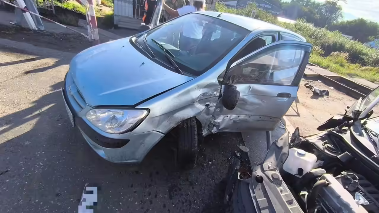 Два человека пострадали в ДТП на ЖД-переезде в Ижевске