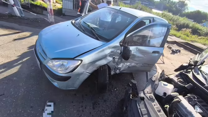 Два человека пострадали в ДТП на ЖД-переезде в Ижевске