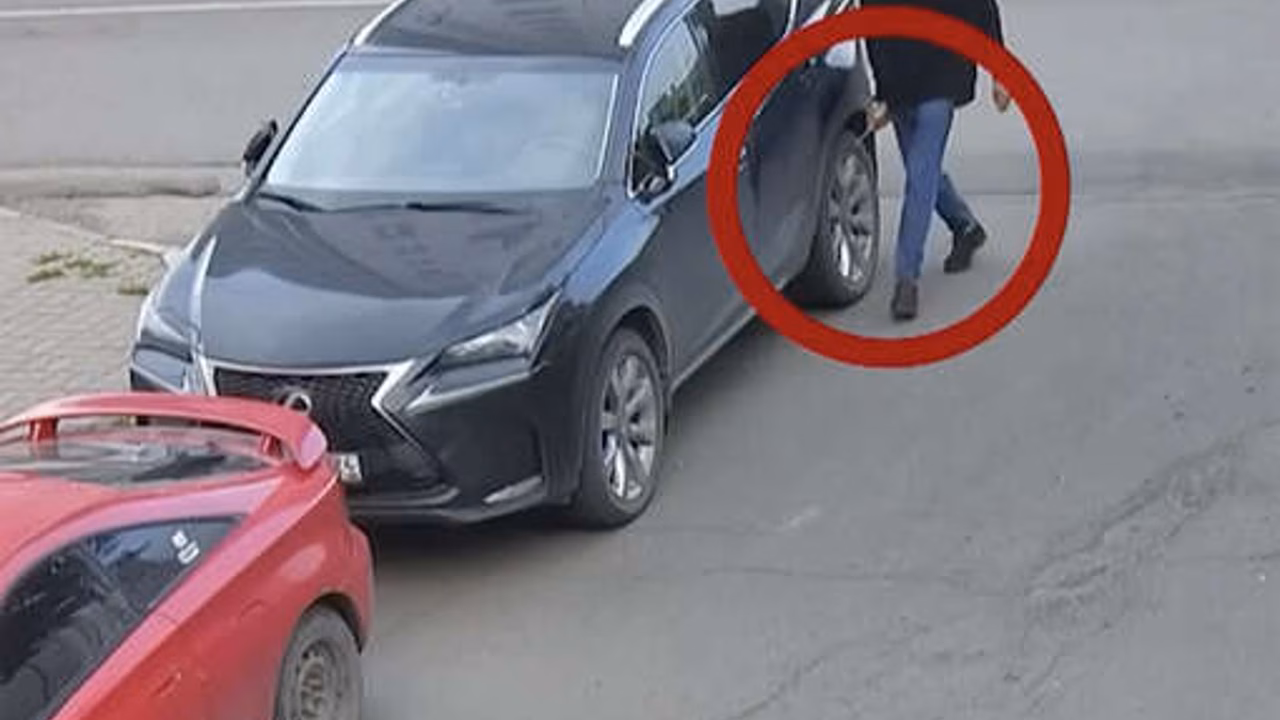 В Красноярске неизвестный прокалывает шины автомобилей