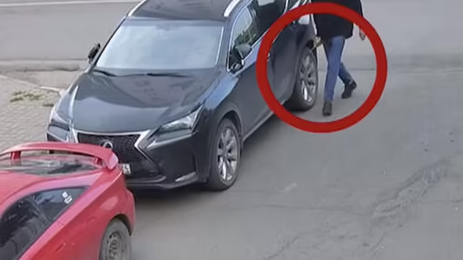 В Красноярске неизвестный прокалывает шины автомобилей