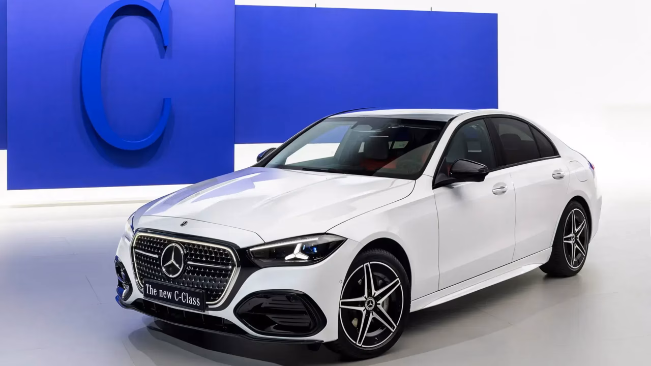 Обновленный Mercedes C-Class получил светящуюся решетку и ChatGPT
