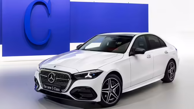 Обновленный Mercedes C-Class получил светящуюся решетку и ChatGPT