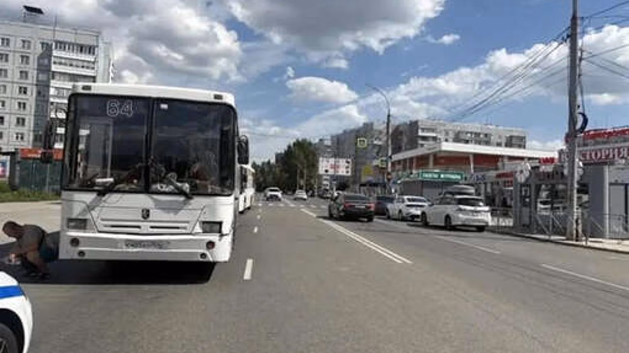 В Новосибирске автобус переехал пенсионерку при выходе из салона