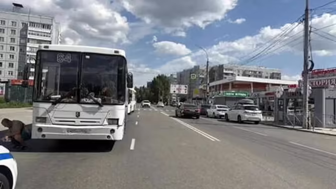 В Новосибирске автобус переехал пенсионерку при выходе из салона