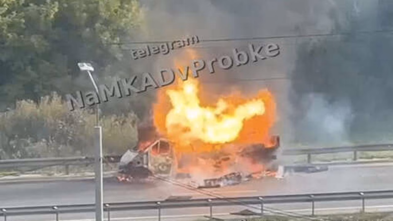 В Москве на Каширском шоссе на видео попала горящая "Газель"