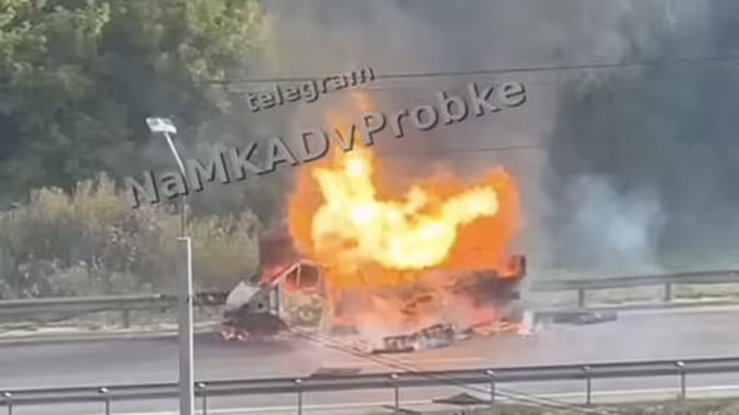 В Москве на Каширском шоссе на видео попала горящая "Газель"