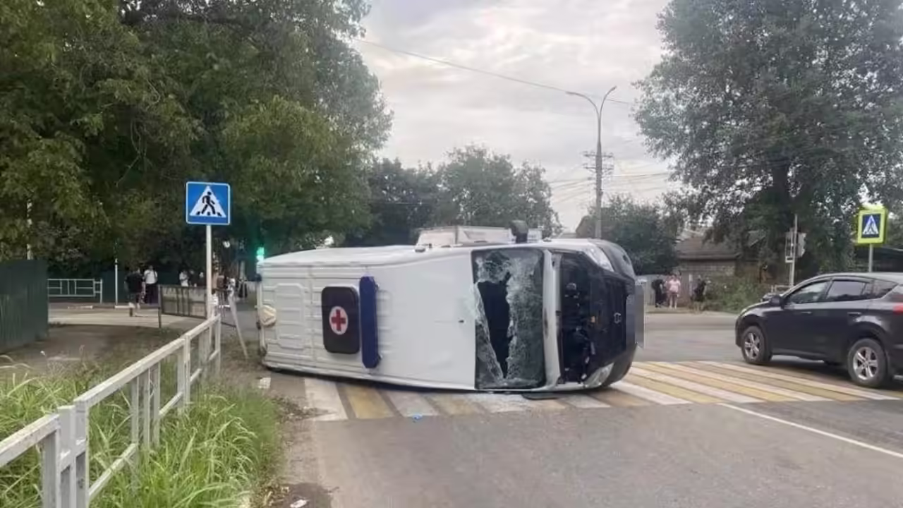 В ДТП со скорой помощью и "Газелью" пять человек получили травмы в Армавире