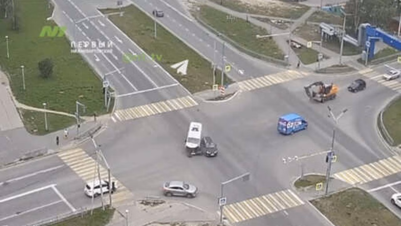 В Нижневартовске на видео попало массовое ДТП со скорой помощью