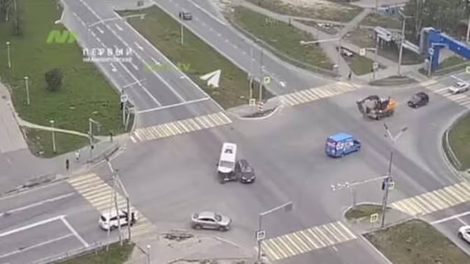 В Нижневартовске на видео попало массовое ДТП со скорой помощью