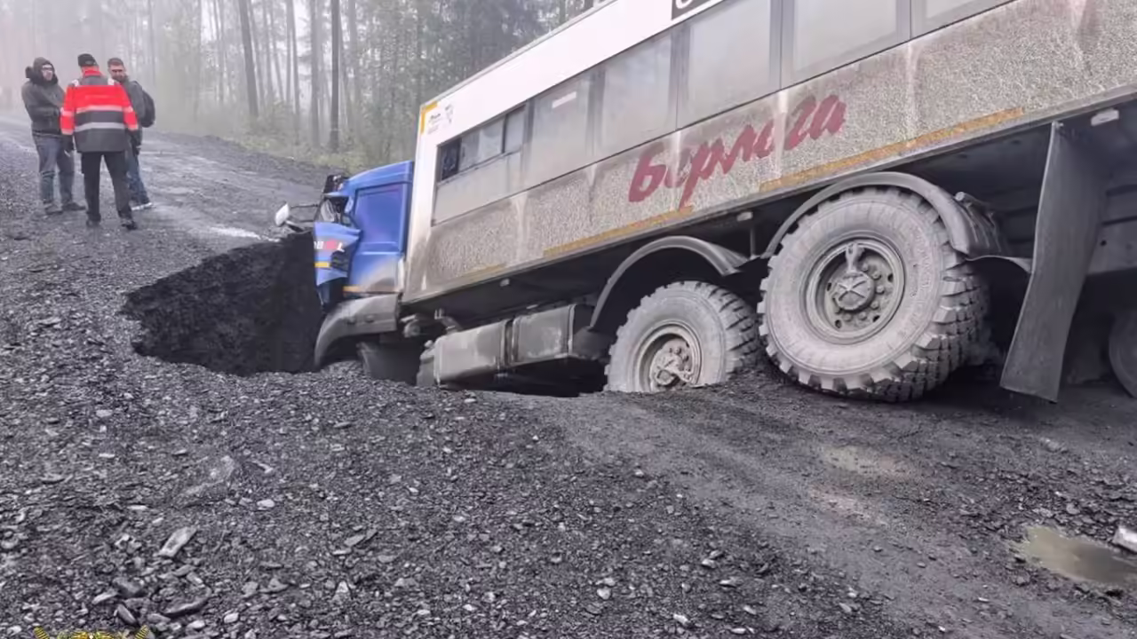 В Якутии КамАЗ провалился в грунт на дороге, водитель погиб