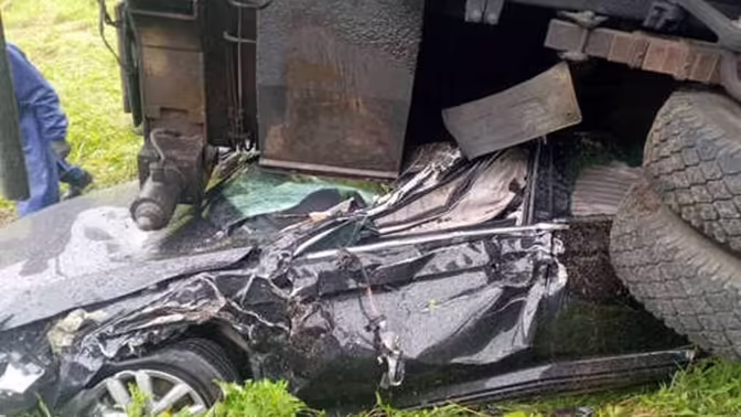 В Белоруссии автокран упал в кювет на легковой Volkswagen и попал на видео