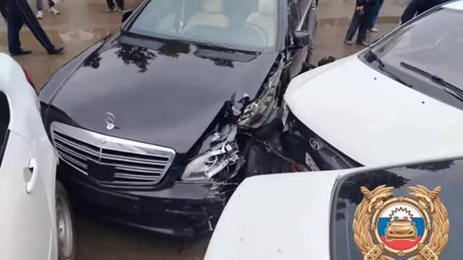 В Башкирии на видео попало, как Mercedes устроил массовое ДТП на парковке