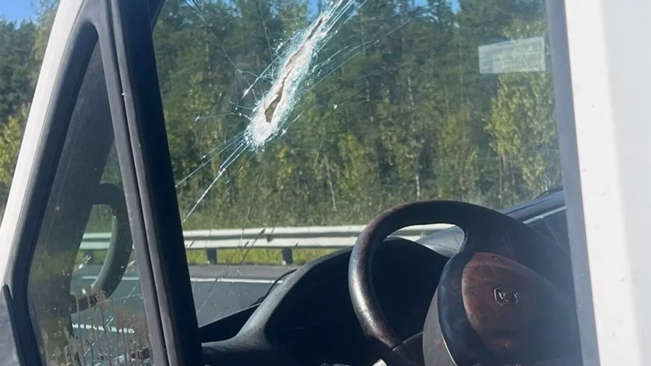 В Карелии водитель микроавтобуса пострадал из-за детали от встречного самосвала