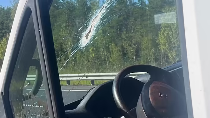 В Карелии водитель микроавтобуса пострадал из-за детали от встречного самосвала