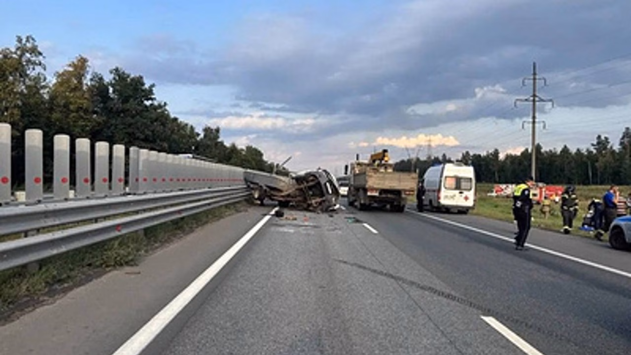 В Самарской области в ДТП с грузовиком пострадали семь человек