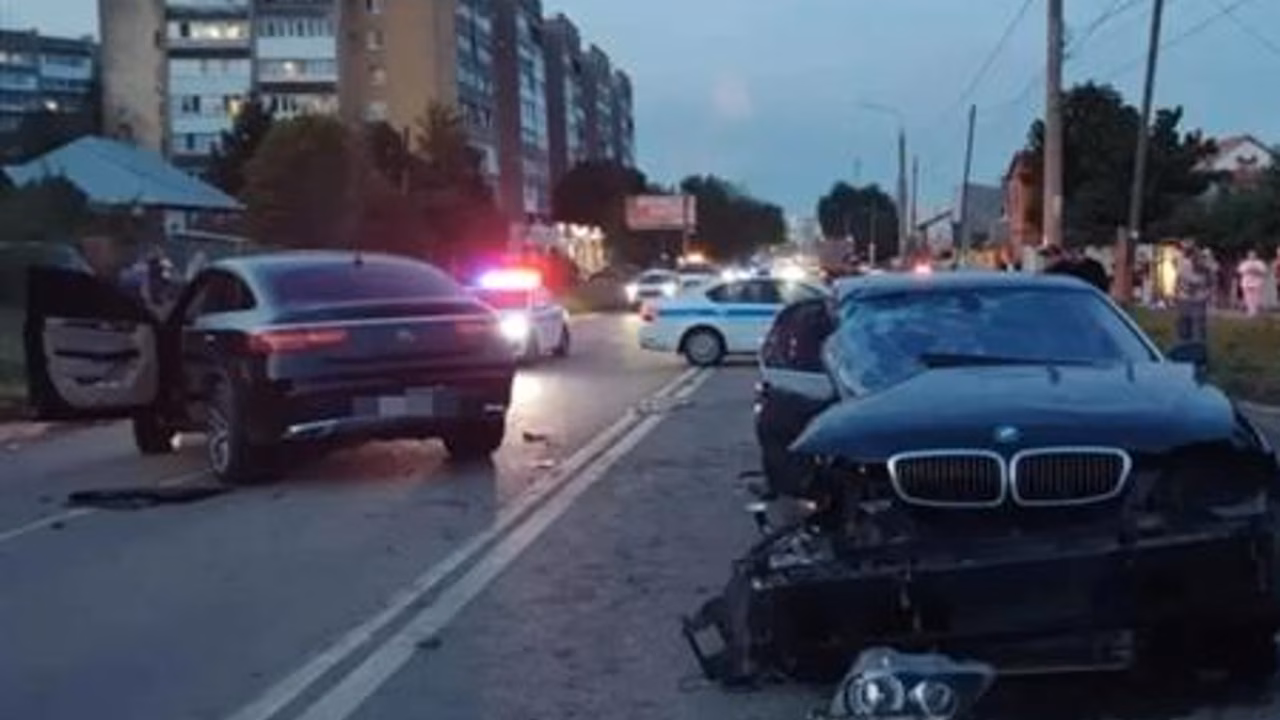 Два человека госпитализированы после столкновения BMW, Opel и Mercedes-Benz в Самаре