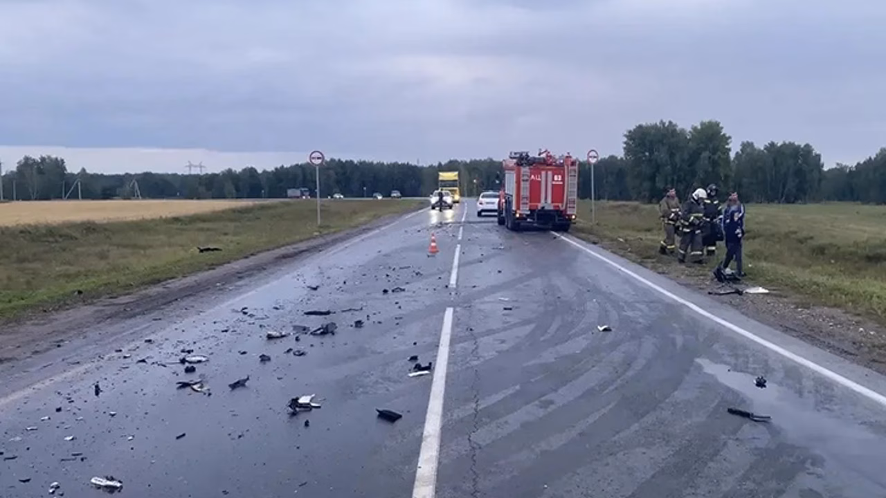 Мужчина погиб в лобовом столкновении легковушки с фурой под Новосибирском