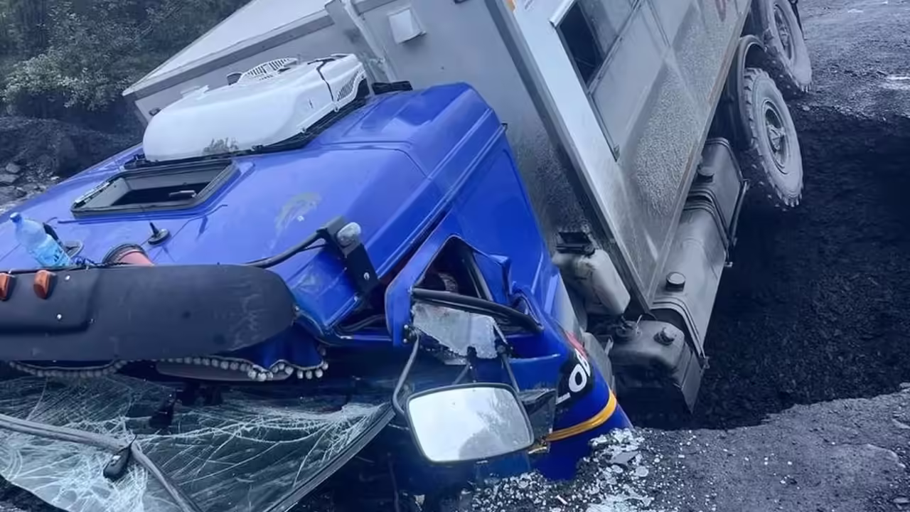 В Якутии водитель КамАЗа погиб после провала грузовика на дороге