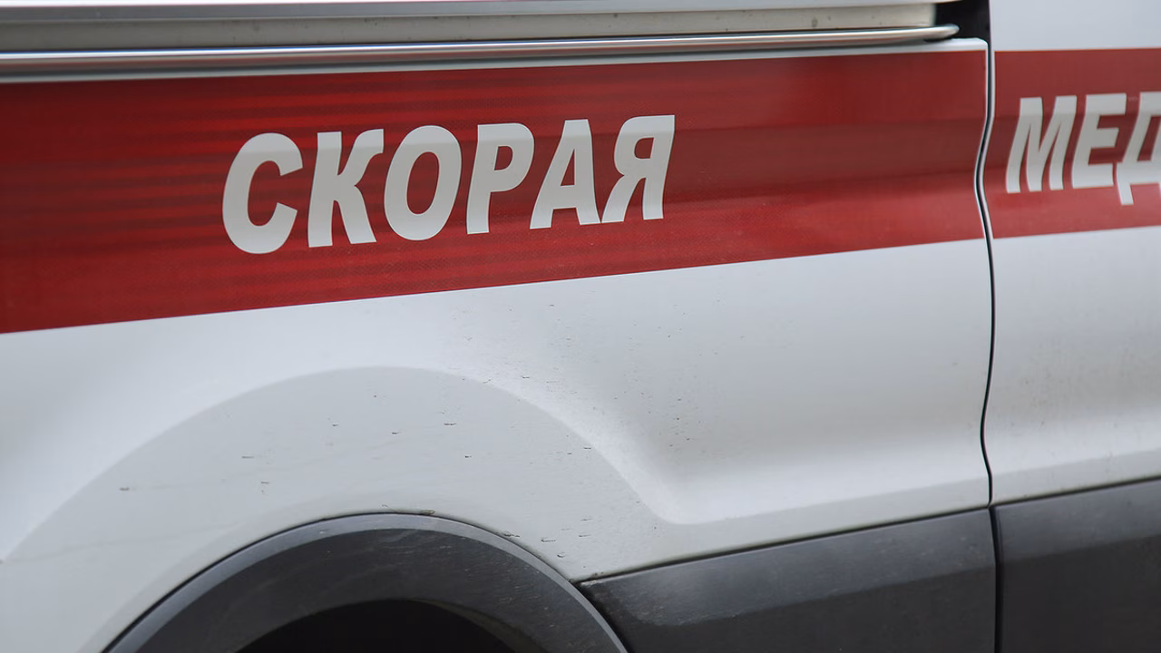 Автомобиль и грузовой поезд столкнулись в Подмосковье