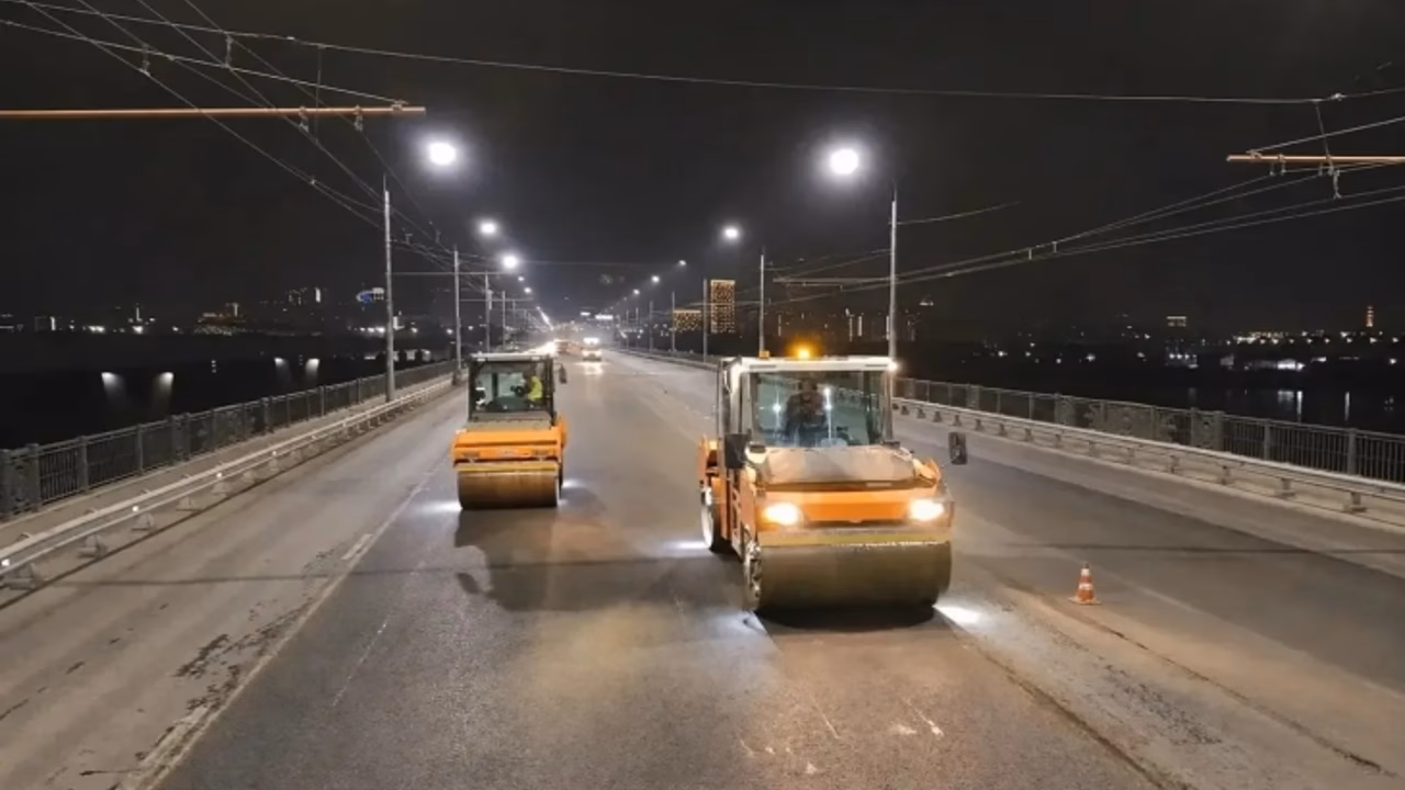 На Октябрьском мосту в Новосибирске заменили 13 тыс. кв. м покрытия