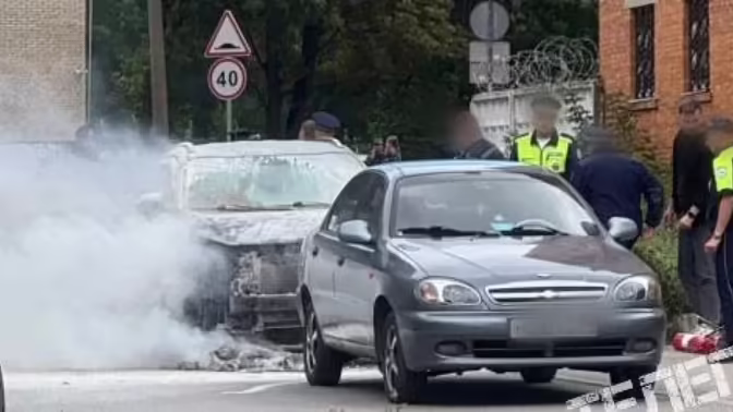 В Туле на улице Макаренко горит автомобиль