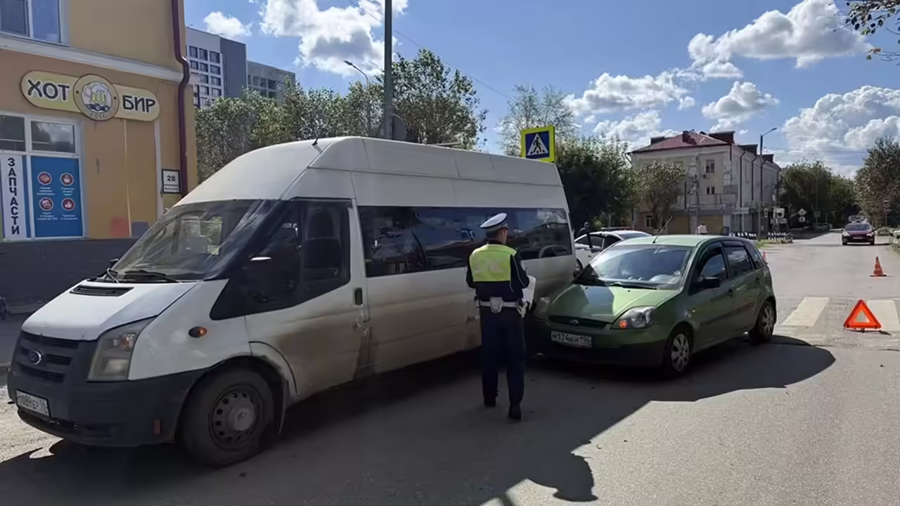 В Первоуральске маршрутка столкнулась с легковушкой