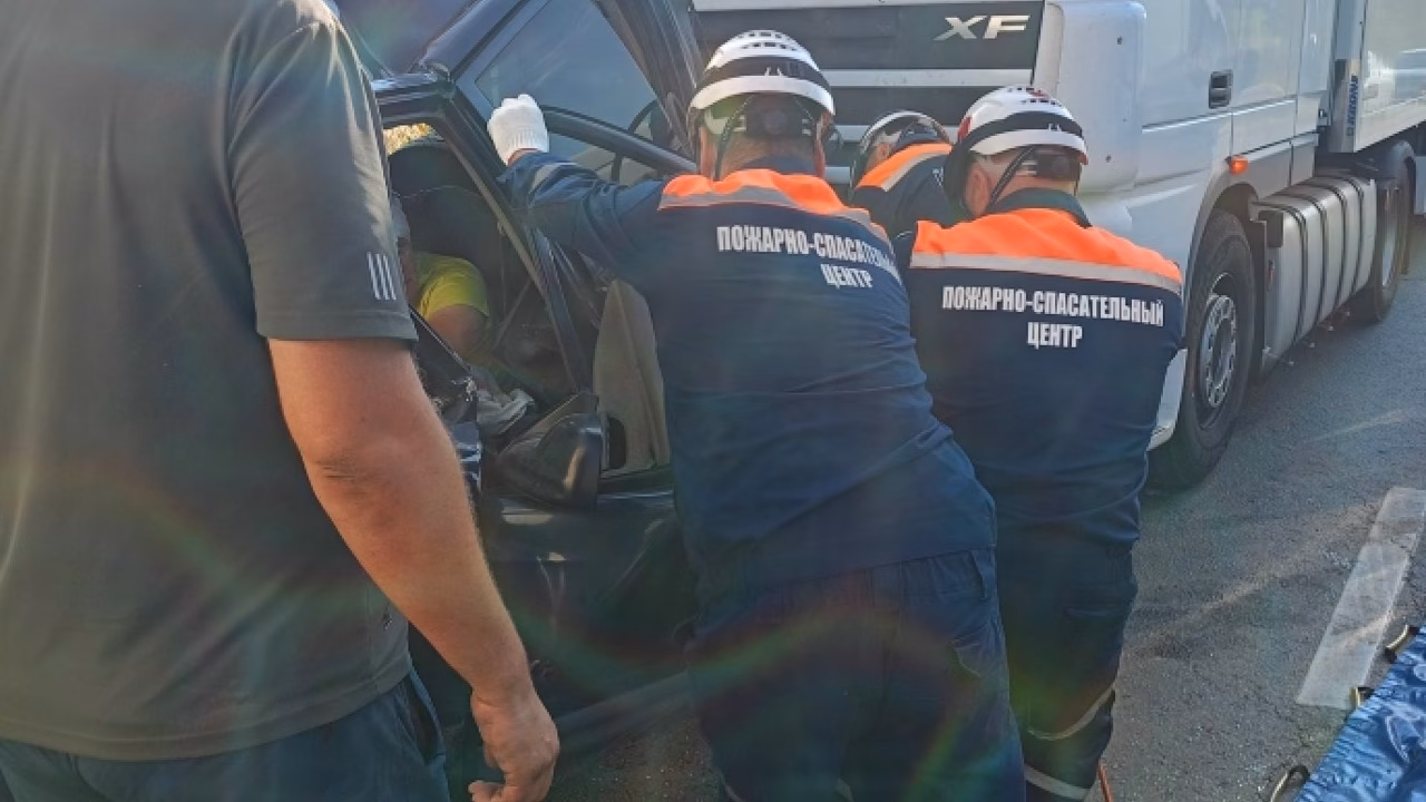 На М-5 спасатели достали мужчину из Chevrolet, зажатого между фурами