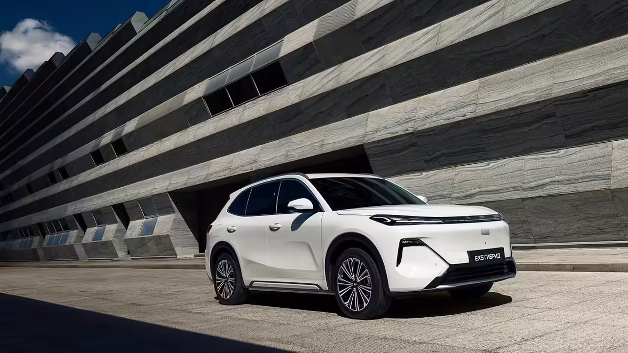 В России начались продажи нового кроссовера Geely