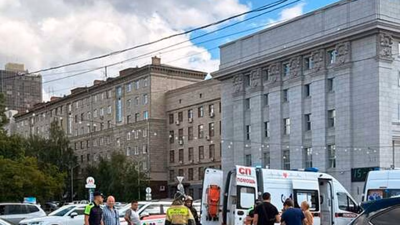 В Новосибирске на видео попало, как мотоциклист на заднем колесе врезался в авто