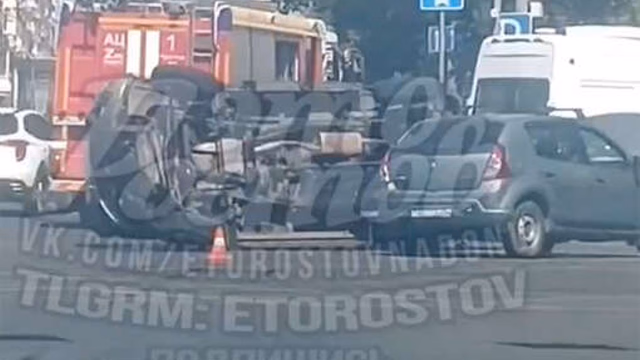 Автомобиль военной полиции перевернулся в Ростове-на-Дону после ДТП