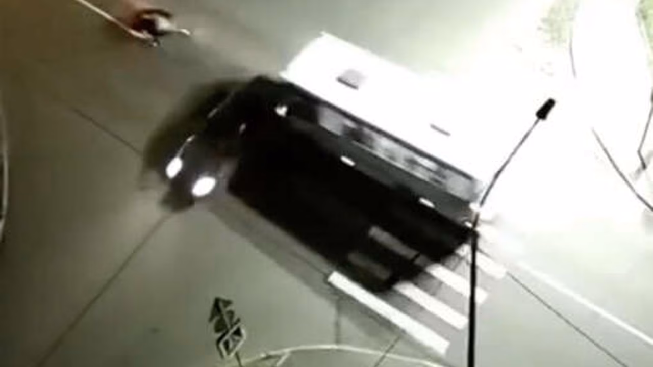 В Петрозаводске на видео попал момент ДТП с участием авто, мотоцикла и автобуса