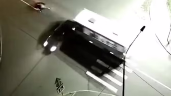 В Петрозаводске на видео попал момент ДТП с участием авто, мотоцикла и автобуса