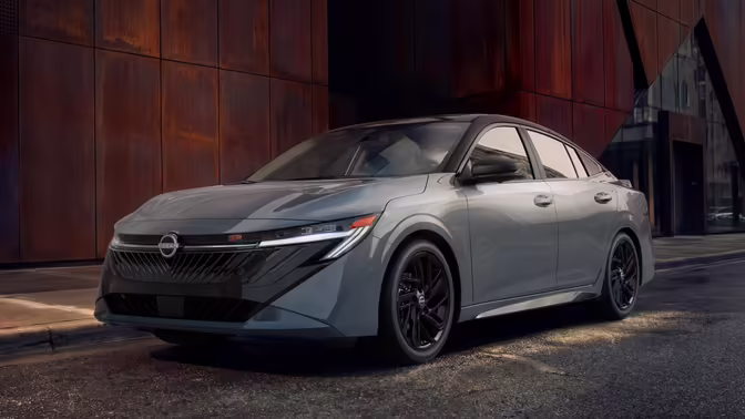 Седан Nissan Sentra слегка обновился и получил «затемнённую» версию