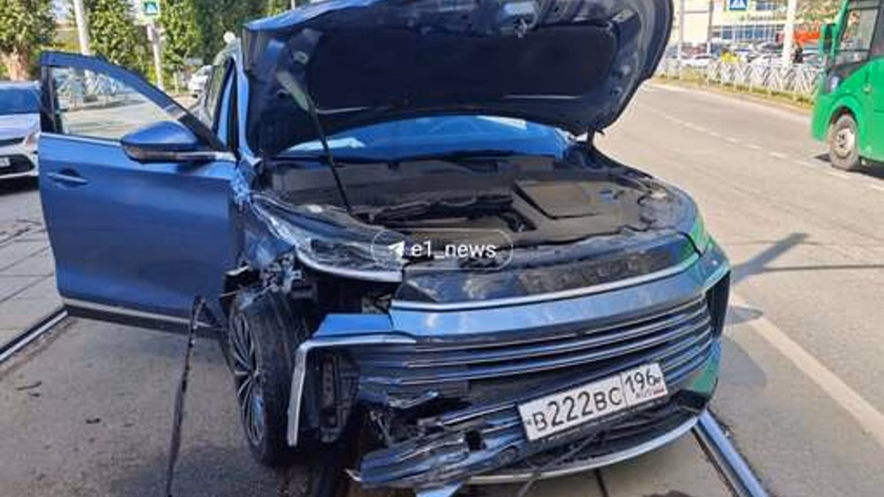 В Екатеринбурге столкнулись две легковушки