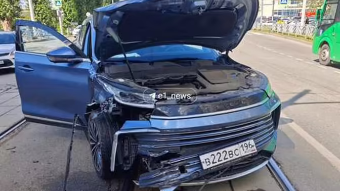 В Екатеринбурге столкнулись две легковушки