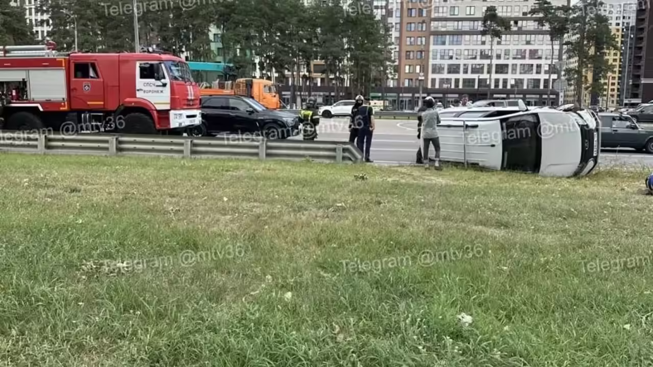 Авария с перевернувшимся авто произошла на Московском проспекте в Воронеже