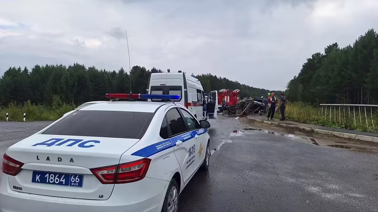 Из-за дождя на Урале машина съехала с трассы, водителя зажало внутри