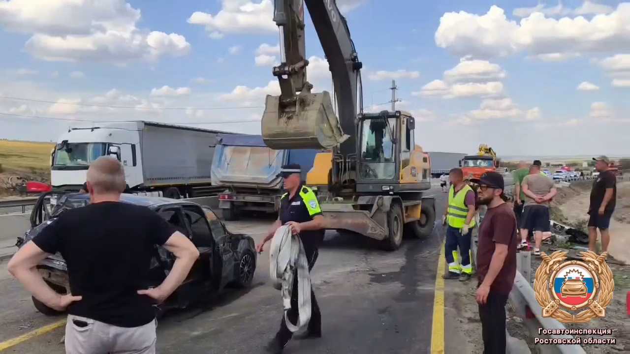 В Ростовской области полиция выясняет обстоятельства массового ДТП, в котором пострадали 6 человек