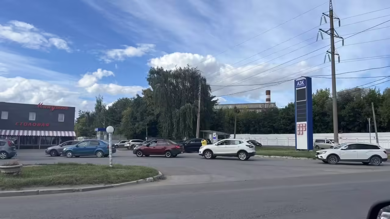 В Туле сохраняются очереди на АЗС несмотря на высокую цену бензина
